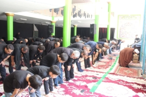 تصویر اقامه  نماز ظهر عاشورا در مساجد و حسینیه‌های شهر گلسار