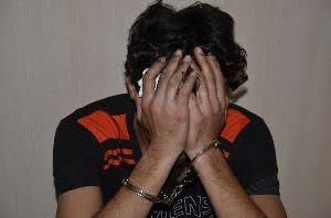 تصویر دستگیری سارق داخل خودرو با 10 فقره سرقت 
