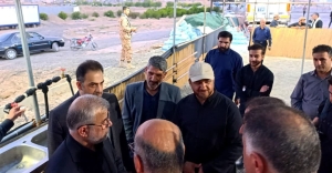 تصویر بازدید استاندار البرز از موکب خدمت‌رسانی زائران در مسیر تشییع پیکر مطهر شهید قائد