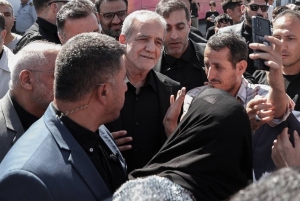 تصویر رئیس‌جمهور در مراسم تشییع رهبر شهید انقلاب اسلامی حضور یافت