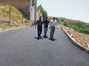 تصویر بازدید شهردار طالقان از عملیات آسفالت خیابان روبه‌روی منطقه چالدشت