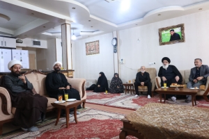 تصویر حضور در منازل خانواده‌های معظم شهدا توفیقی الهی برای کسب معنویت و نورانیت است