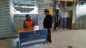 تصویر برپایی میز ارتباطات مردمی در پایانه مسافربری شهید کلانتری کرج