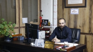 تصویر توزیع تابلوی تصویر رهبر معظم انقلاب در مجموعه مدیریت شهری کرج