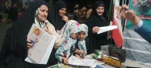 تصویر برپایی میز خدمت شبانه به مناسبت هفته دفاع مقدس در مهستان