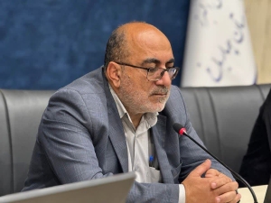 تصویر تقدیم کاپ قهرمانی ورزشکاران چهارباغی به فرماندار شهرستان