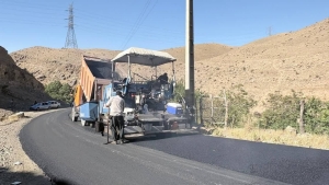 تصویر آغاز عملیات روکش آسفالت محور دو راهی آتشگاه – برغان به سمت روستای آتشگاه