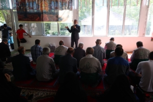 تصویر خدمت به خانواده شهدا، پیوندی ماندگار میان فرهنگ ایثار و فرهنگ رضوی