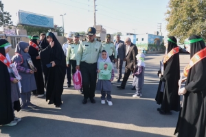 تصویر فرزند شهید البرزی با دلتنگی پدر و افتخار نام پدر راهی مدرسه شد