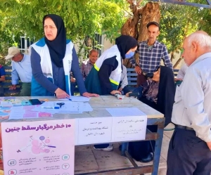 تصویر برپایی میز خدمت شبکه بهداشت شهرستان طالقان در مصلی نماز جمعه