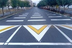 تصویر ایمنسازی معابر منطقه ۵ کرج با رنگآمیزی سرعتگیر و خطکشی عابر پیاده